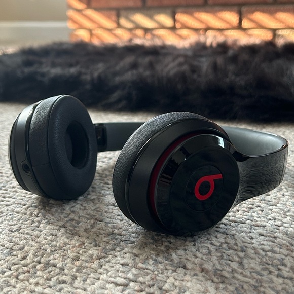 Beats by Dr. Dre Solo 2 Headphones - Picture 7 of 11